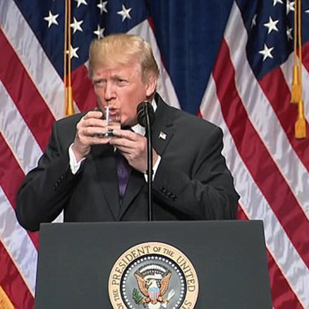 Είναι άρρωστος ο πρόεδρος των ΗΠΑ; Σάλος για την υγεία του Ντόναλντ Τραμπ: «Πιάνει το ποτήρι σαν ένα 3χρονο»!